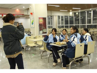 “食”刻守护，“味”爱护航——衡德高级中学领导陪餐活动